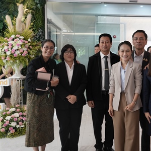 รองศาสตราจารย์ ดร.ฐาศุกร์ จันประเสริฐ หัวหน้าหน่วยจริยธรรมและมาตรฐานการวิจัย พร้อมด้วยบุคลากรในสังกัด ร่วมแสดงความยินดีเนื่องในโอกาสวันครบรอบวันคล้ายวันสถาปนาวิทยาลัยนานาชาติเพื่อศึกษาความยั่งยืน