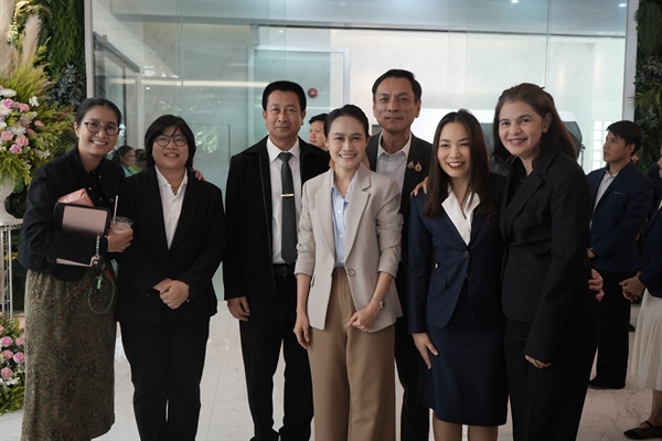 รองศาสตราจารย์ ดร.ฐาศุกร์ จันประเสริฐ หัวหน้าหน่วยจริยธรรมและมาตรฐานการวิจัย พร้อมด้วยบุคลากรในสังกัด ร่วมแสดงความยินดีเนื่องในโอกาสวันครบรอบวันคล้ายวันสถาปนาวิทยาลัยนานาชาติเพื่อศึกษาความยั่งยืน
