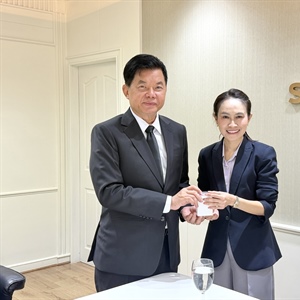 รองศาสตราจารย์ ดร.ฐาศุกร์  จันประเสริฐ หัวหน้าหน่วยจริยธรรมและมาตรฐานการวิจัย พร้อมด้วยบุคลากรในสังกัด ได้เข้าพบ ศาสตราจารย์ ดร.ชลวิทย์  เจียรจิตต์ อธิการบดี มหาวิทยาลัยศรีนครินทร์ทรวิโรฒ