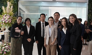 รองศาสตราจารย์ ดร.ฐาศุกร์ จันประเสริฐ หัวหน้าหน่วยจริยธรรมและมาตรฐานการวิจัย พร้อมด้วยบุคลากรในสังกัด ร่วมแสดงความยินดีเนื่องในโอกาสวันครบรอบวันคล้ายวันสถาปนาวิทยาลัยนานาชาติเพื่อศึกษาความยั่งยืน