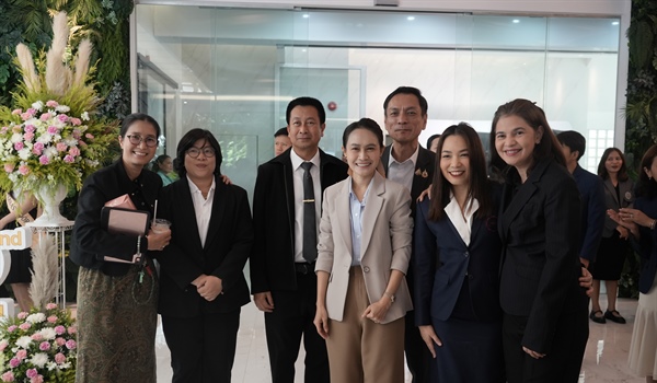 รองศาสตราจารย์ ดร.ฐาศุกร์ จันประเสริฐ หัวหน้าหน่วยจริยธรรมและมาตรฐานการวิจัย พร้อมด้วยบุคลากรในสังกัด ร่วมแสดงความยินดีเนื่องในโอกาสวันครบรอบวันคล้ายวันสถาปนาวิทยาลัยนานาชาติเพื่อศึกษาความยั่งยืน