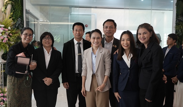 รองศาสตราจารย์ ดร.ฐาศุกร์ จันประเสริฐ หัวหน้าหน่วยจริยธรรมและมาตรฐานการวิจัย พร้อมด้วยบุคลากรในสังกัด ร่วมแสดงความยินดีเนื่องในโอกาสวันครบรอบวันคล้ายวันสถาปนาวิทยาลัยนานาชาติเพื่อศึกษาความยั่งยืน