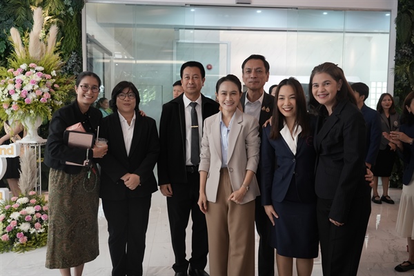 รองศาสตราจารย์ ดร.ฐาศุกร์ จันประเสริฐ หัวหน้าหน่วยจริยธรรมและมาตรฐานการวิจัย พร้อมด้วยบุคลากรในสังกัด ร่วมแสดงความยินดีเนื่องในโอกาสวันครบรอบวันคล้ายวันสถาปนาวิทยาลัยนานาชาติเพื่อศึกษาความยั่งยืน