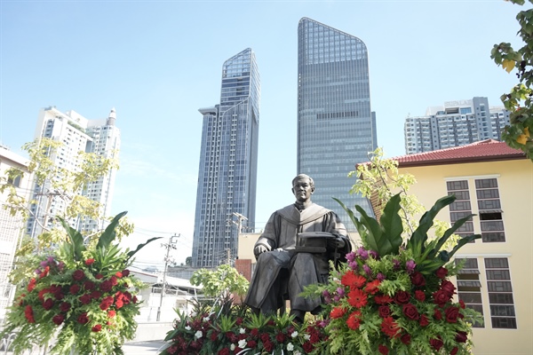 รองศาสตราจารย์ ดร.ฐาศุกร์ จันประเสริฐ หัวหน้าหน่วยจริยธรรมและมาตรฐานการวิจัย พร้อมด้วยบุคลากรในสังกัด ร่วมงานวันสถาปนาคณะศึกษาศาสตร์ และวันศาสตราจารย์ ดร.สาโรช บัวศรี “ครบรอบ 77 ปี”